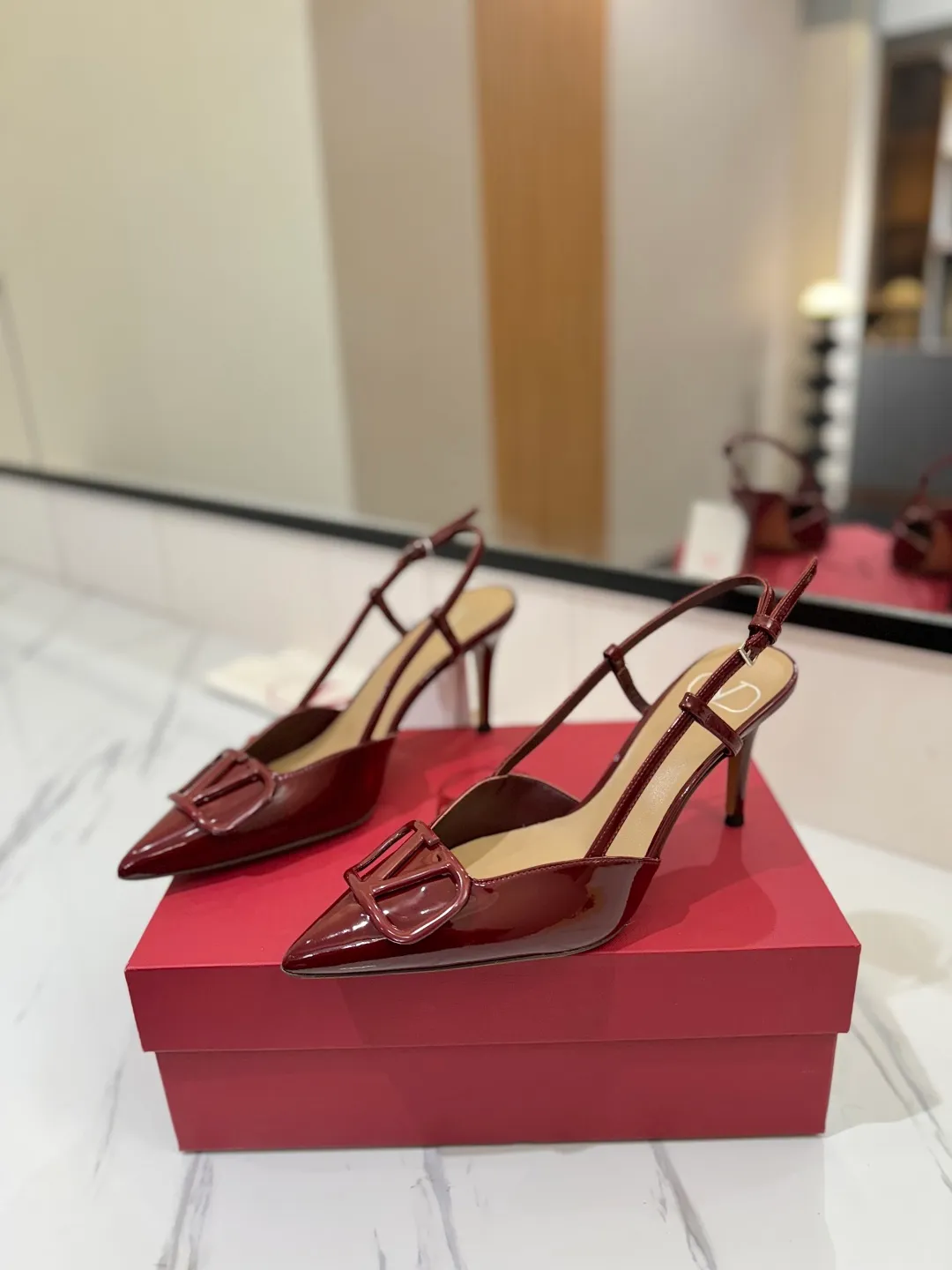 💕💕Factory direct selling price p520💕💕 Valentino launches a new series of sandals, sandals with pointed toe V-buckle sandals. The upper part of the foot is very pedicure-like. The key point is that it is very good and easy to control. It does not grind or tire your feet. It is a walking artifact! Metal VLOGO diamond buckle elements, full of high-end sense! It became sweet instantly.  The avant-garde VLOGO SIGNATURE shoe series interprets VALENTINO GARAVANI's candid attitude. Valentino Garavani V logo back hollow sandals with VLogo Signature decoration, platinum tone VLogo Signature decoration! Upper: imported patent leather Lining: imported goatskin Outsole: Italian leather outsole Heel height: 8cm Size: 35-39 (34-40-41-42 customized size)